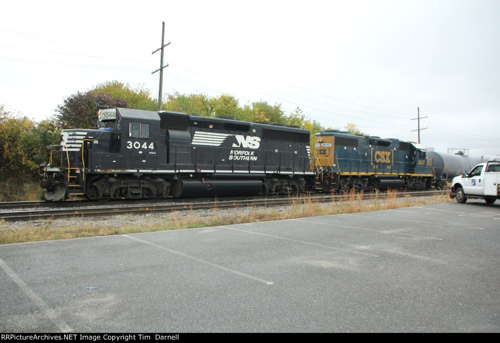 NS 3044, CSX 2647 on local.